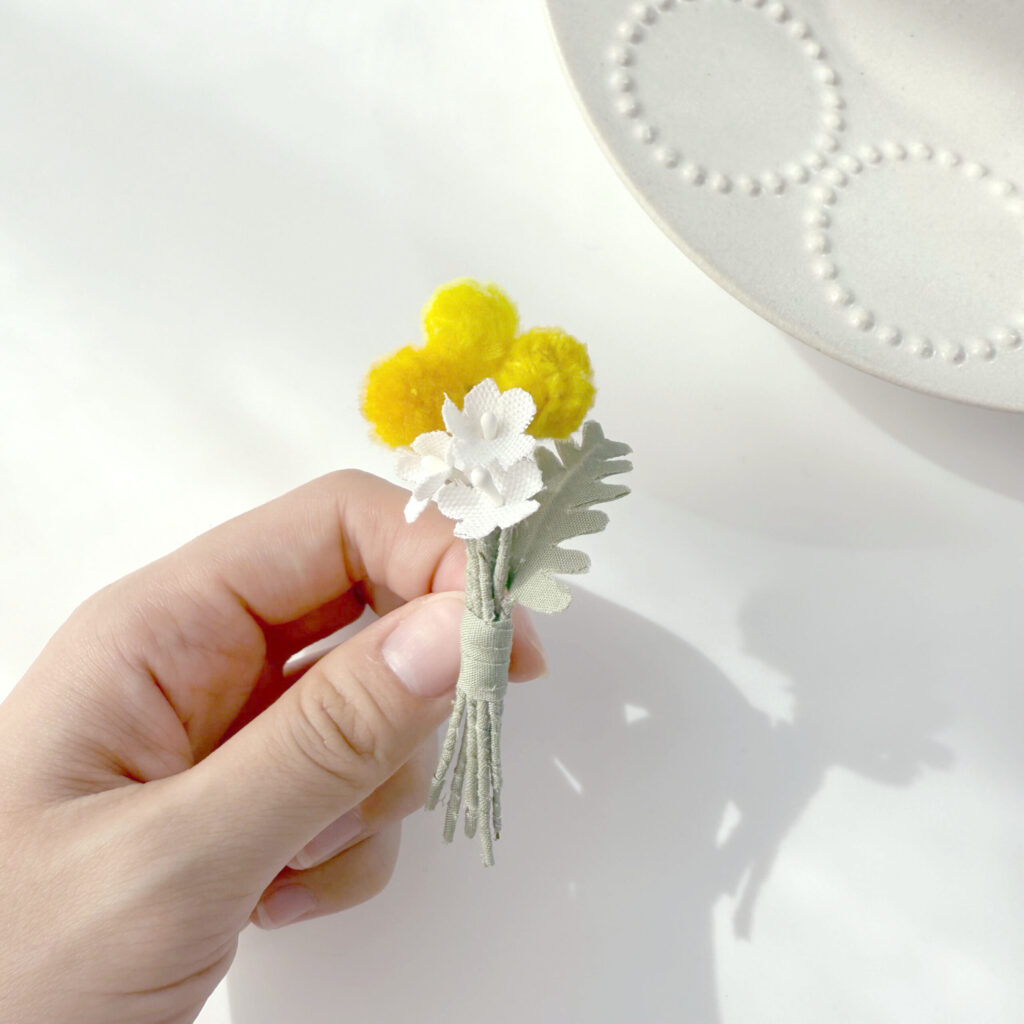 ミモザの花束ブローチ