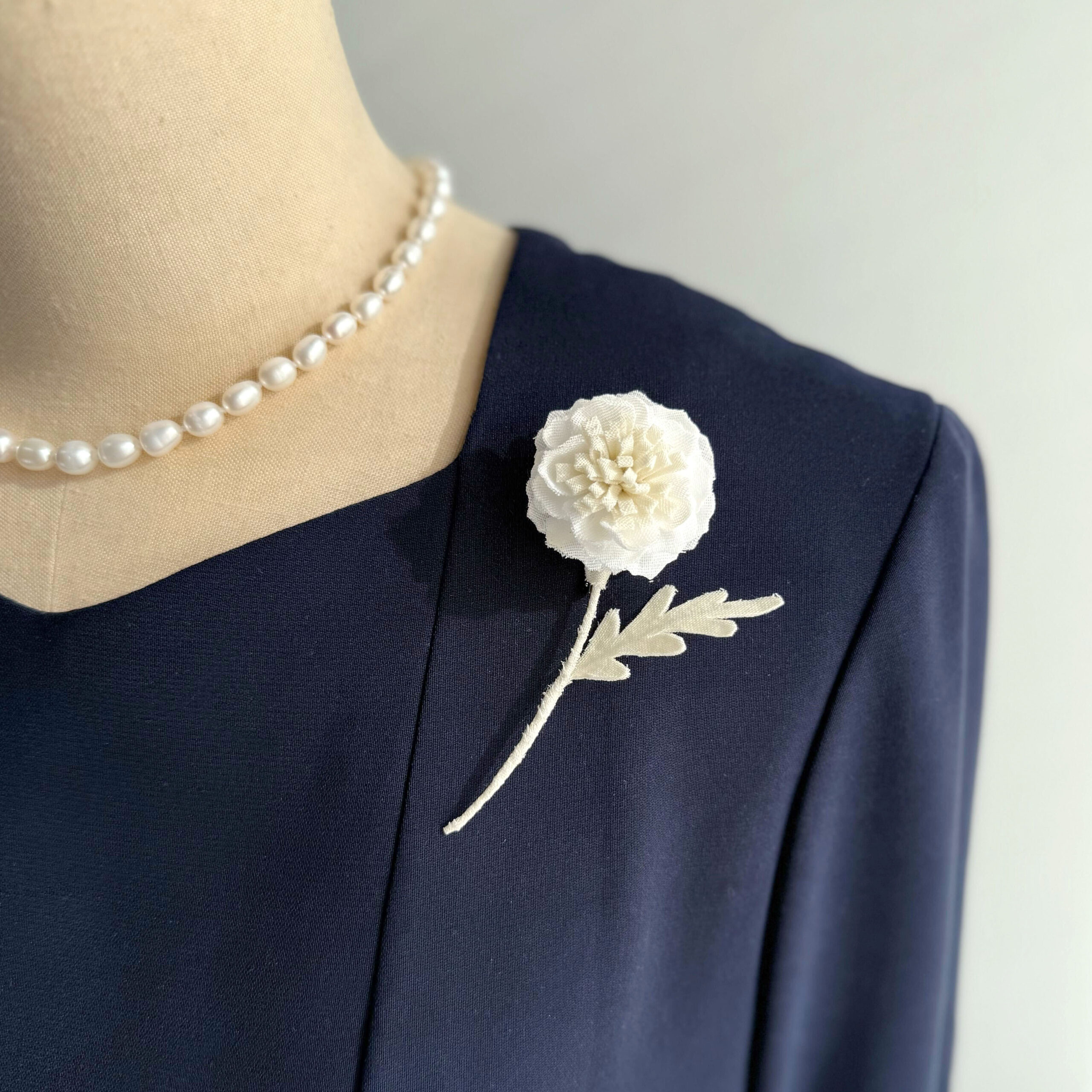 卒業式の紺スーツを格上げ！ブローチの色選びとマナー【脱・地味見え】