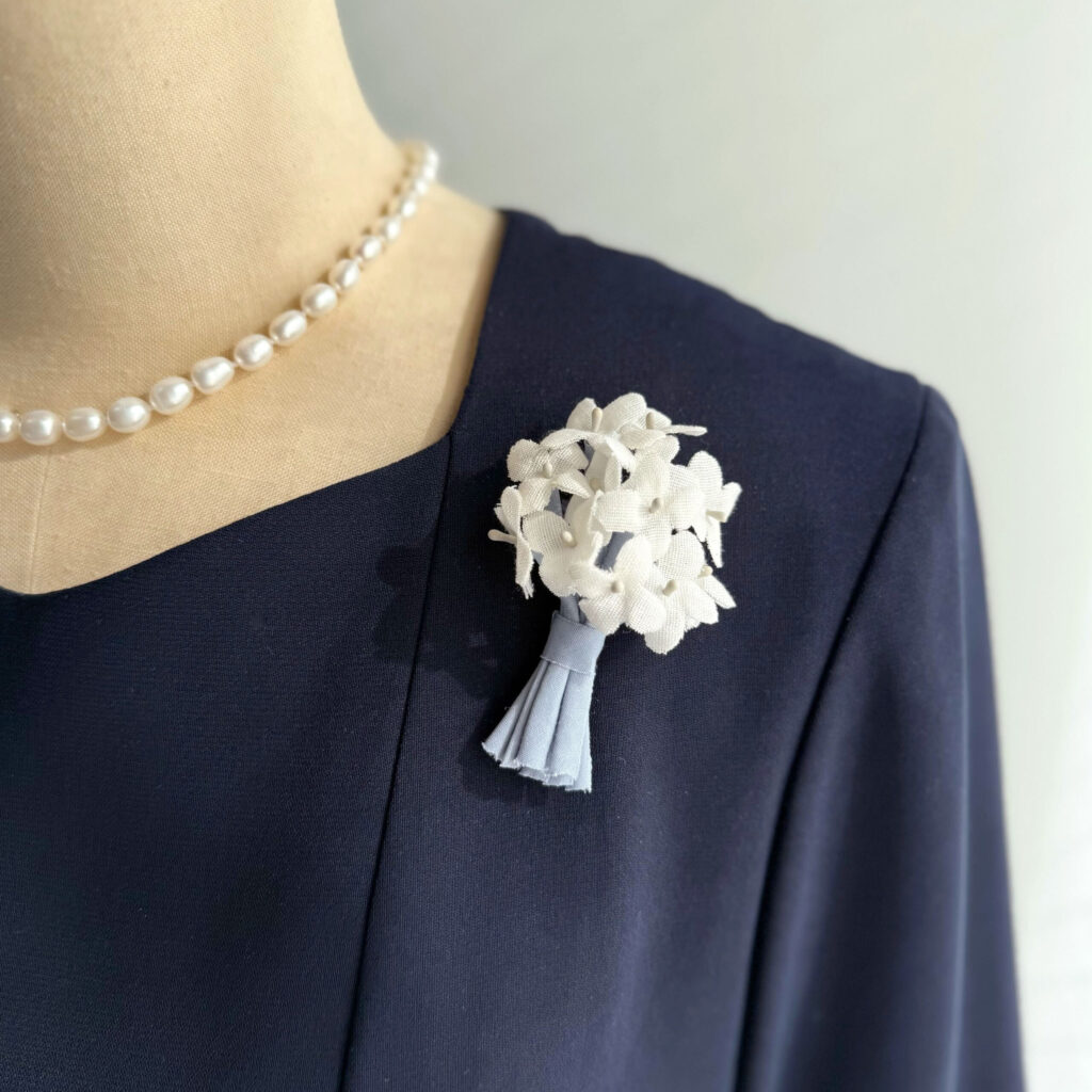 ホワイトブルーの花束ブローチ